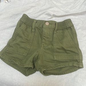 Toddler old navy shorts in army green size 6
